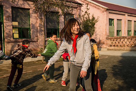 乐观团队户外乡村教师和小学生在学校里做游戏图片