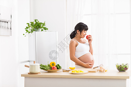 烹调生长厨房幸福的孕妇图片