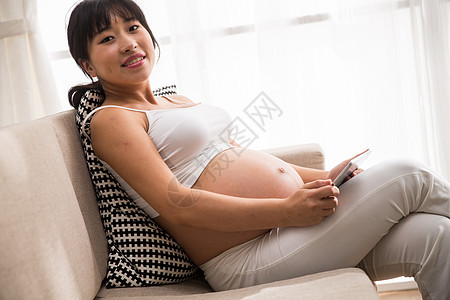 身体保养起居室仅一个人孕妇看平板电脑图片