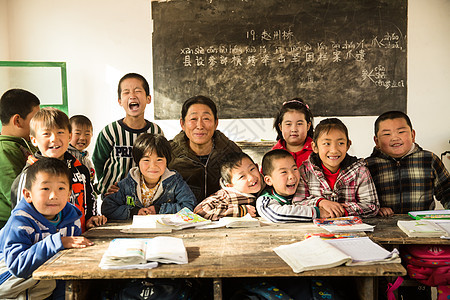 桌子环境贫穷乡村女教师和小学生在教室里图片