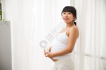 快乐20到24岁水平构图孕妇喝牛奶图片