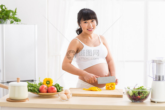 成年人户内水平构图孕妇做饭图片