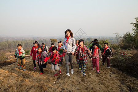 白昼乐观女生乡村女教师和学生在玩耍图片