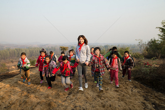 白昼乐观女生乡村女教师和学生在玩耍图片