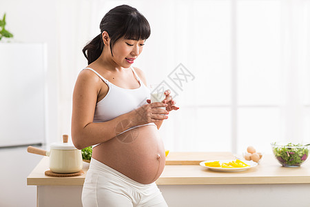 住宅房间营养仅女人孕妇喝牛奶图片