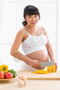 自信露出肚子幸福孕妇做饭图片