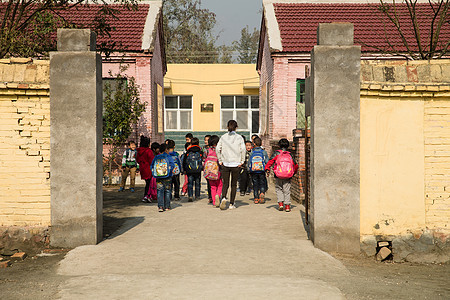 玩耍童年农村乡村女教师和学生在户外图片