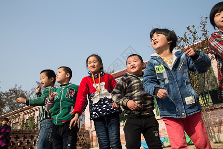 户外活动嬉戏的欢乐乡村小学生在学校放纸飞机图片