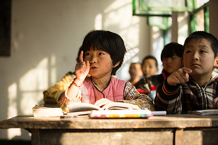 女孩乐观少量人群乡村小学里的小学生图片