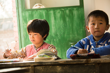 女孩彩色图片希望乡村小学里的小学生图片