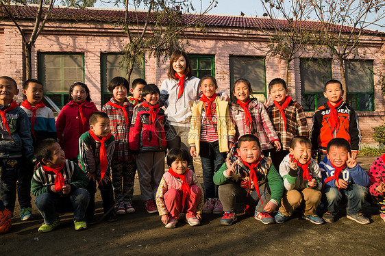 学龄儿童希望工程渴望乡村教师和小学生在学校里图片