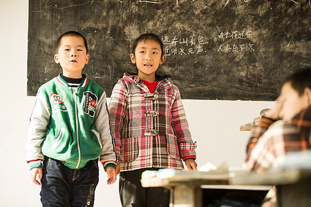 希望男孩乡村小学里的小学生图片