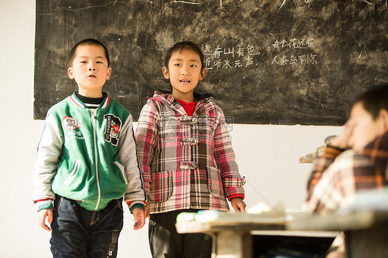 希望男孩乡村小学里的小学生图片