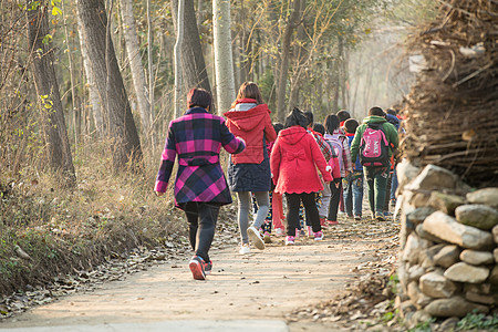 中老年人女生贡献乡村女教师和学生户外活动图片