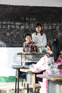 东亚男孩垂直构图乡村女教师和小学生在教室里图片