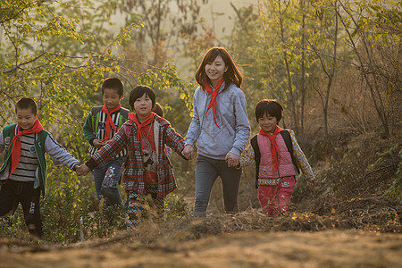 风景团队亚洲乡村女教师和学生在户外图片