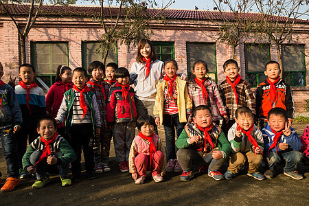 6岁到7岁在校生东方人乡村教师和小学生在学校里图片