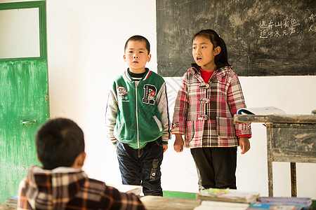 孩子上课白昼在校生希望乡村小学里的小学生背景