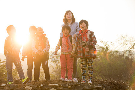 可爱的责任天真乡村女教师和学生在户外图片