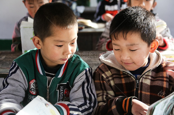 知识表现积极小学男生乡村小学里的小学生图片