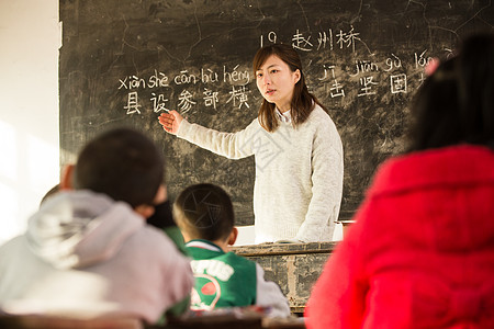 逆境环境少量人群乡村女教师和小学生在教室里高清图片