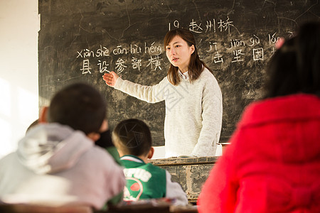 逆境环境少量人群乡村女教师和小学生在教室里图片