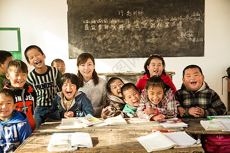 环境希望小学学龄儿童乡村女教师和小学生在教室里图片素材