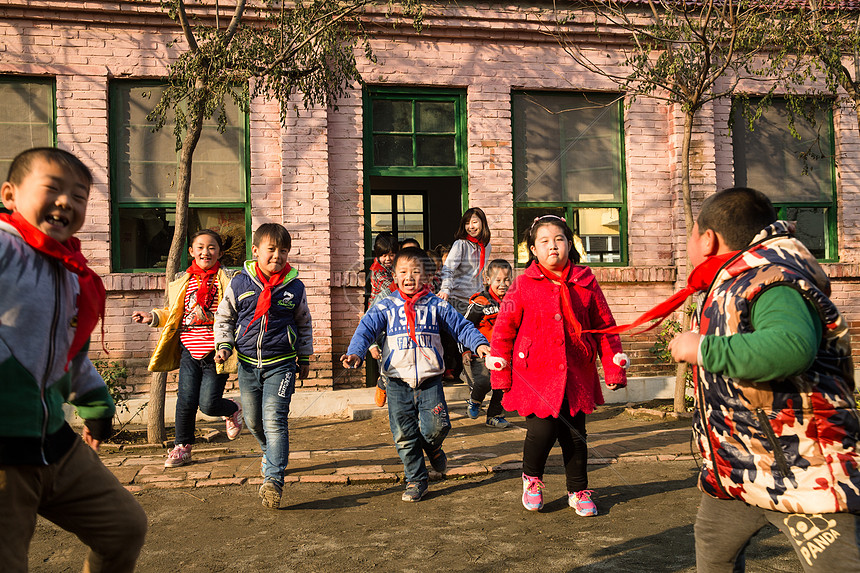 少量人群希望欢乐乡村教师和小学生在学校里图片