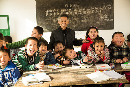 东亚希望彩色图片乡村男教师和小学生在教室里图片