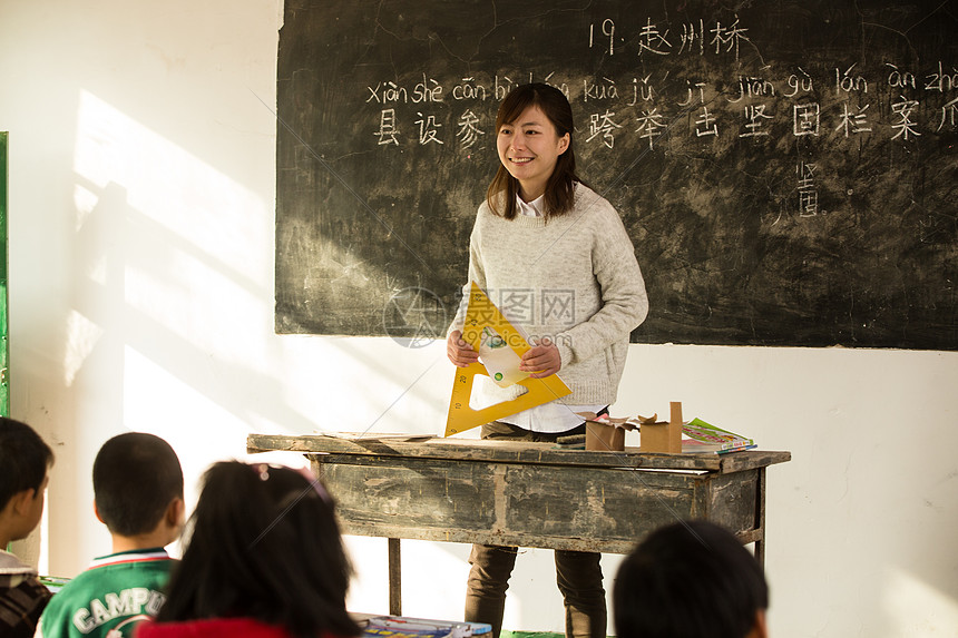 农村6岁到7岁渴望乡村女教师和小学生在教室里图片