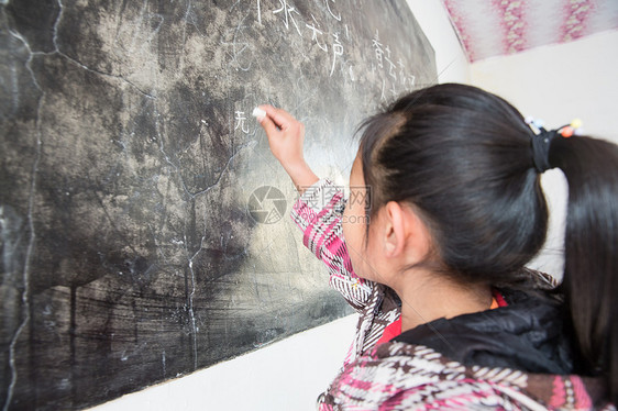 信心逆境童年乡村小学里的小学女生图片