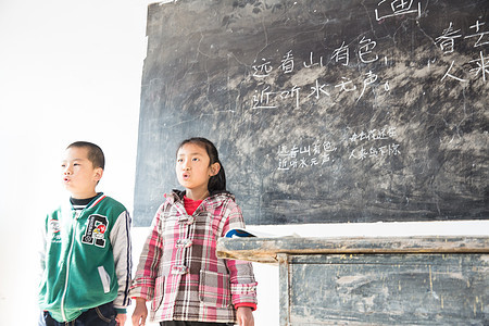 专注人女生乡村小学里的小学生背景图片