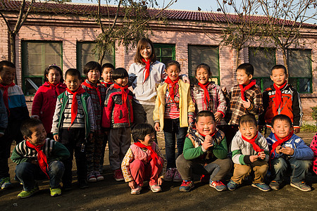 信心天真破旧的乡村教师和小学生在学校里图片