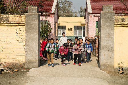 乐观关爱欢乐乡村女教师和学生在户外高清图片