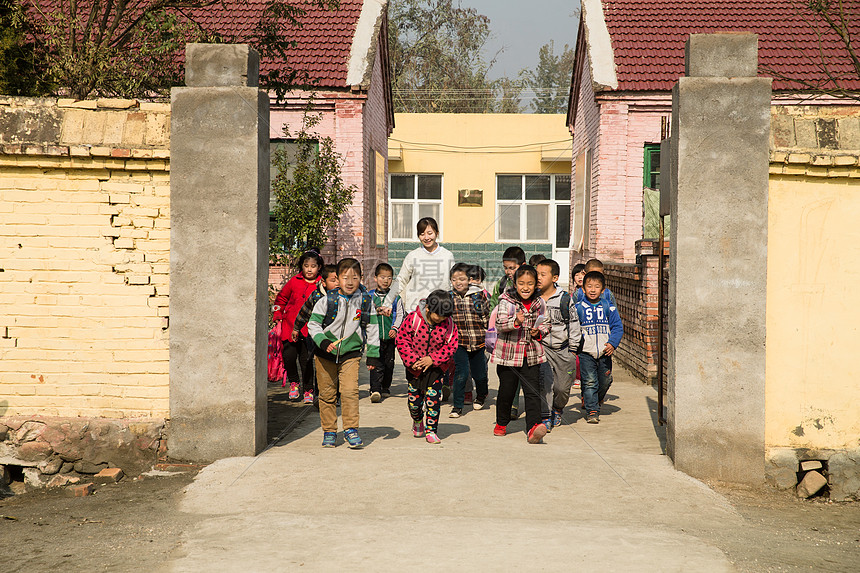 乐观关爱欢乐乡村女教师和学生在户外图片