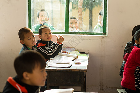学龄儿童社会问题信心乡村小学里的小学生背景图片