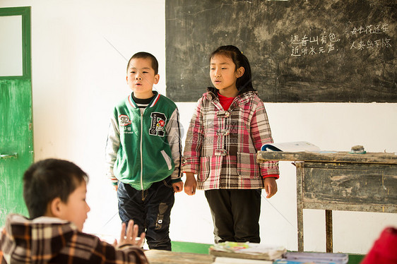 教科书水平构图东方人乡村小学里的小学生图片