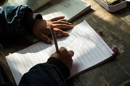 教室智慧白昼乡村小学里的小学女生高清图片