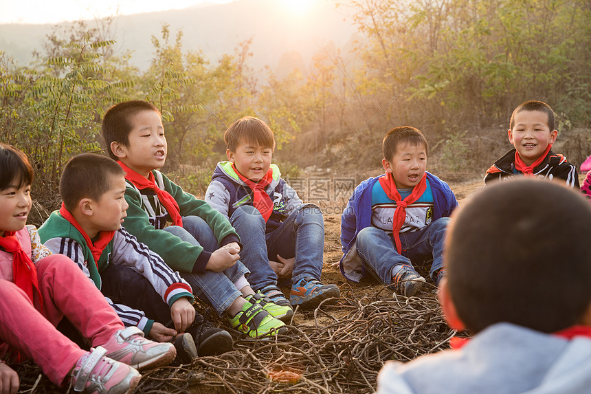 摄影童年信心欢乐的乡村小学生图片