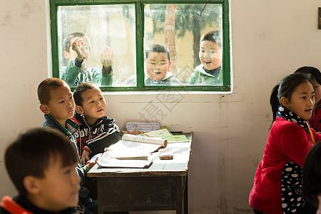 小学男生梦想学龄儿童乡村小学里的小学生图片
