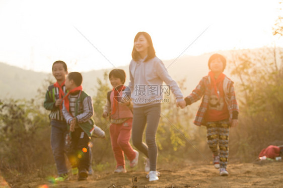 步行环境水平构图乡村女教师和学生在户外图片