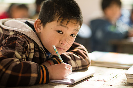 文具小学男生希望小学乡村小学里的小学生图片