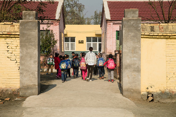 摄影待遇人乡村女教师和学生在户外图片