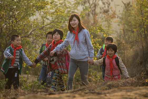 偏远的表现积极乐观乡村女教师和学生在户外图片