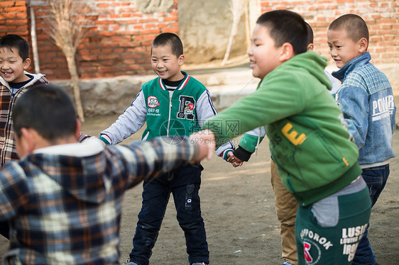 天真微笑的东方人乡村小学生在学校图片