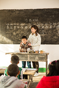 欢乐小学男生快乐乡村女教师和小学生在教室里图片