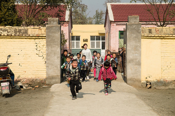 学龄儿童教育建筑东方人乡村女教师和学生在户外图片