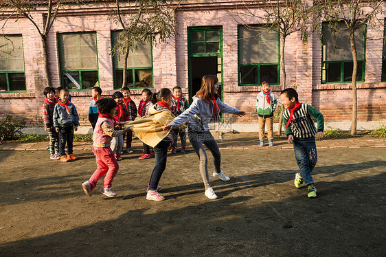 乐观女孩希望工程乡村教师和小学生在学校里图片