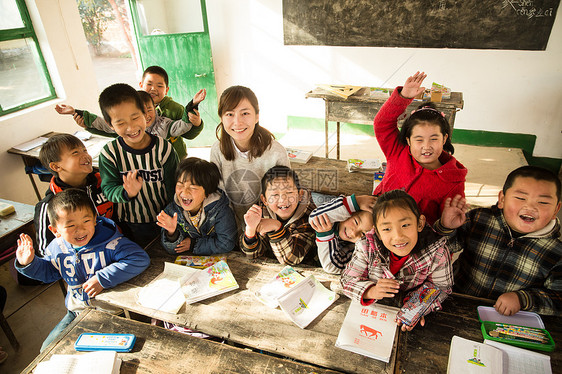 幽默关爱水平构图乡村女教师和小学生在教室里图片