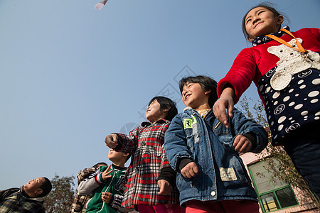 教育建筑男孩社会问题乡村小学生在学校放纸飞机图片
